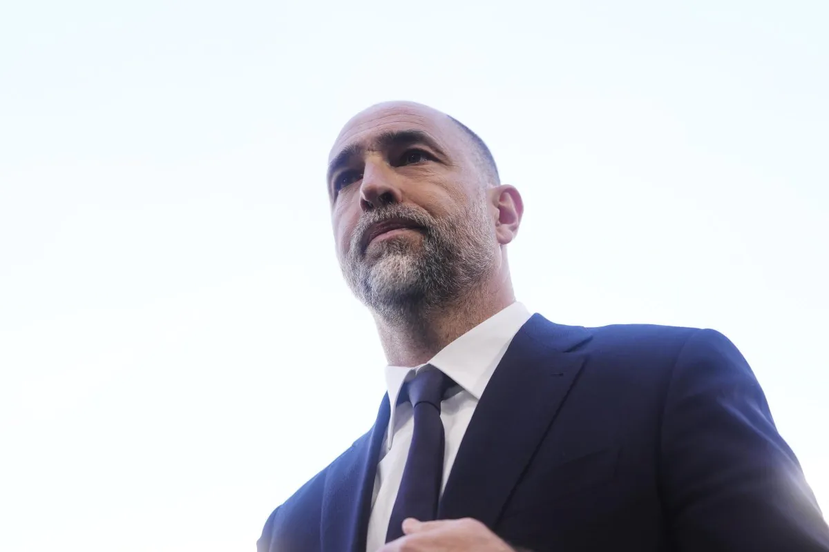 Tudor osserva il campo