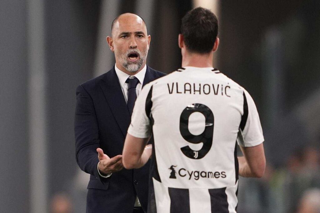 Dusan Vlahovic all'uscita dal campo di gioco con Igor Tudor