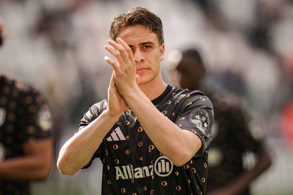 Yildiz applaude il pubblico