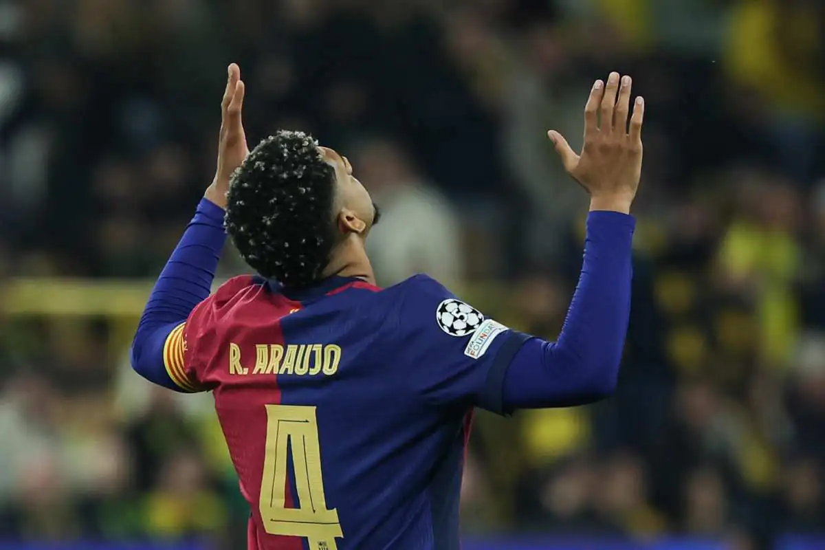 araujo con le mani in alto