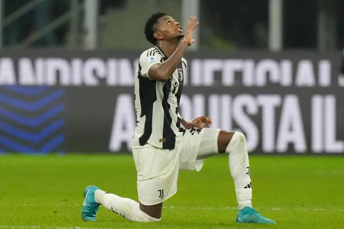 Cabal inginocchiato in campo con la maglia della Juventus con lo sguardo e le dita rivolte verso l'alto