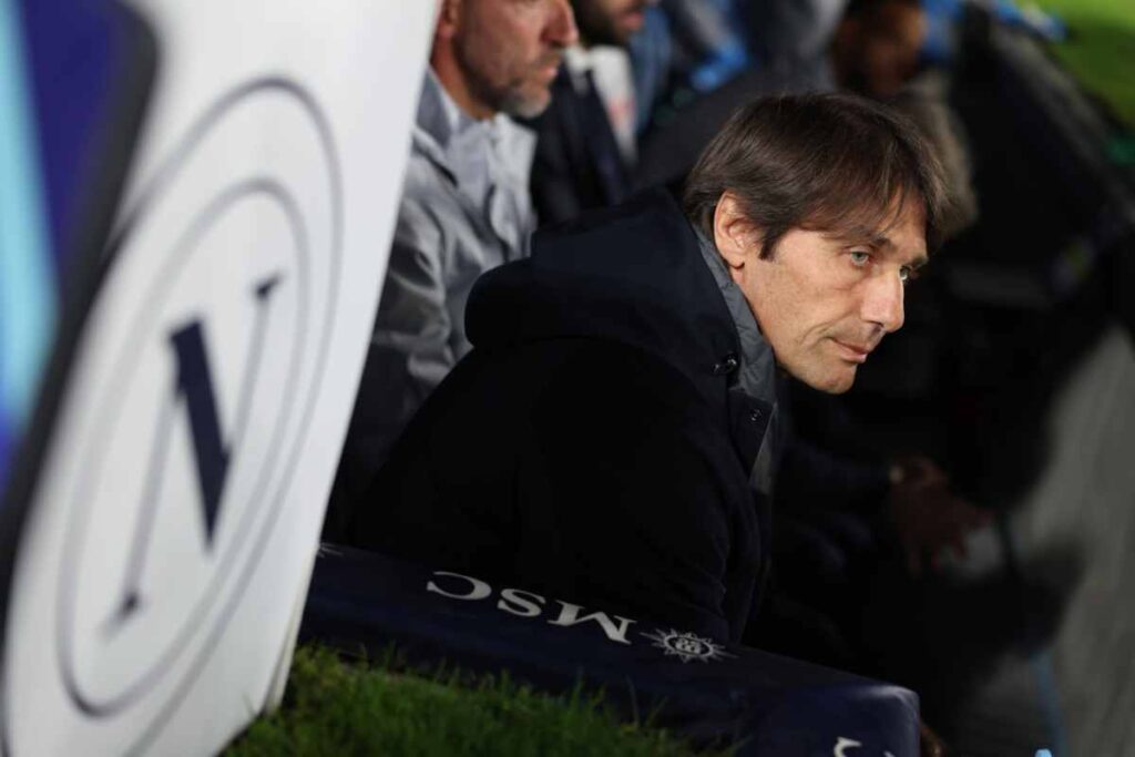 Conte osserva pensieroso seduto dalla panchina