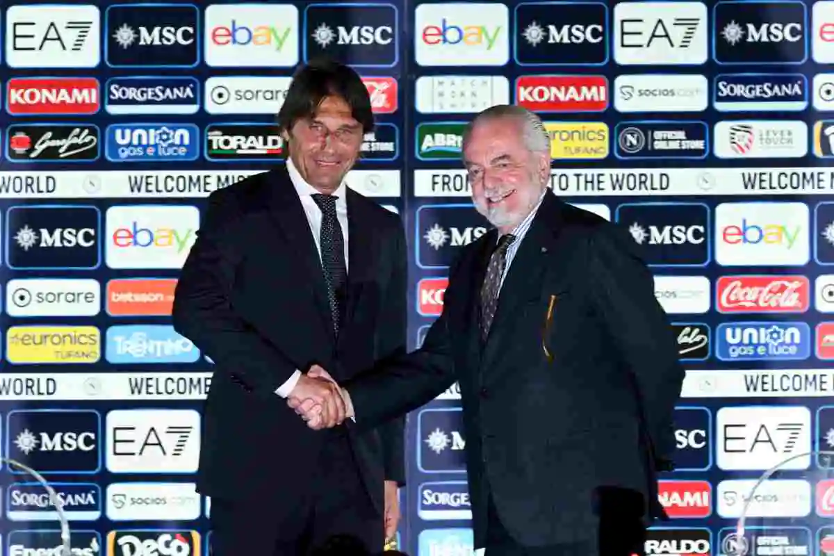 Conte e De Laurentiis si stringono la mano durante la presentazione del tecnico