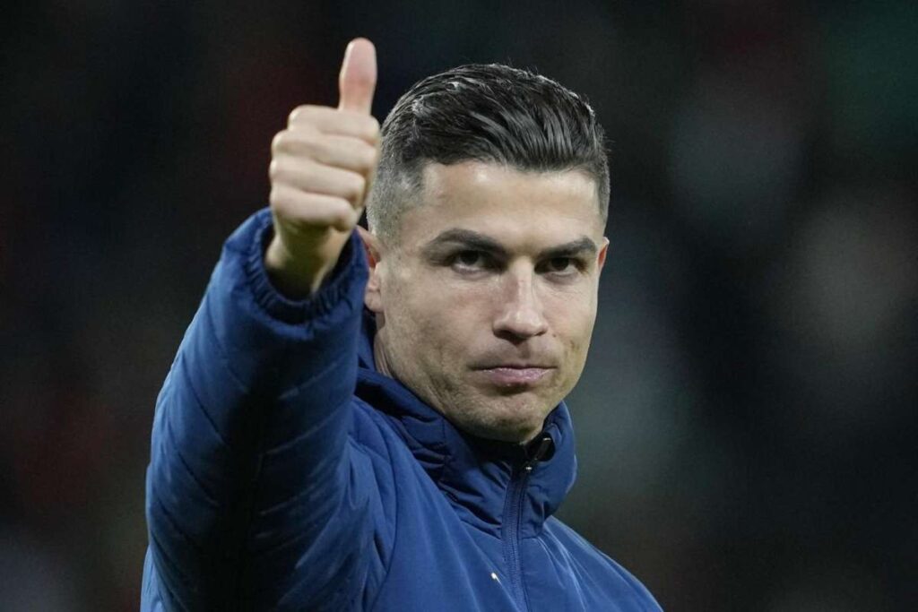 Cristiano Ronaldo con il pollice alzato