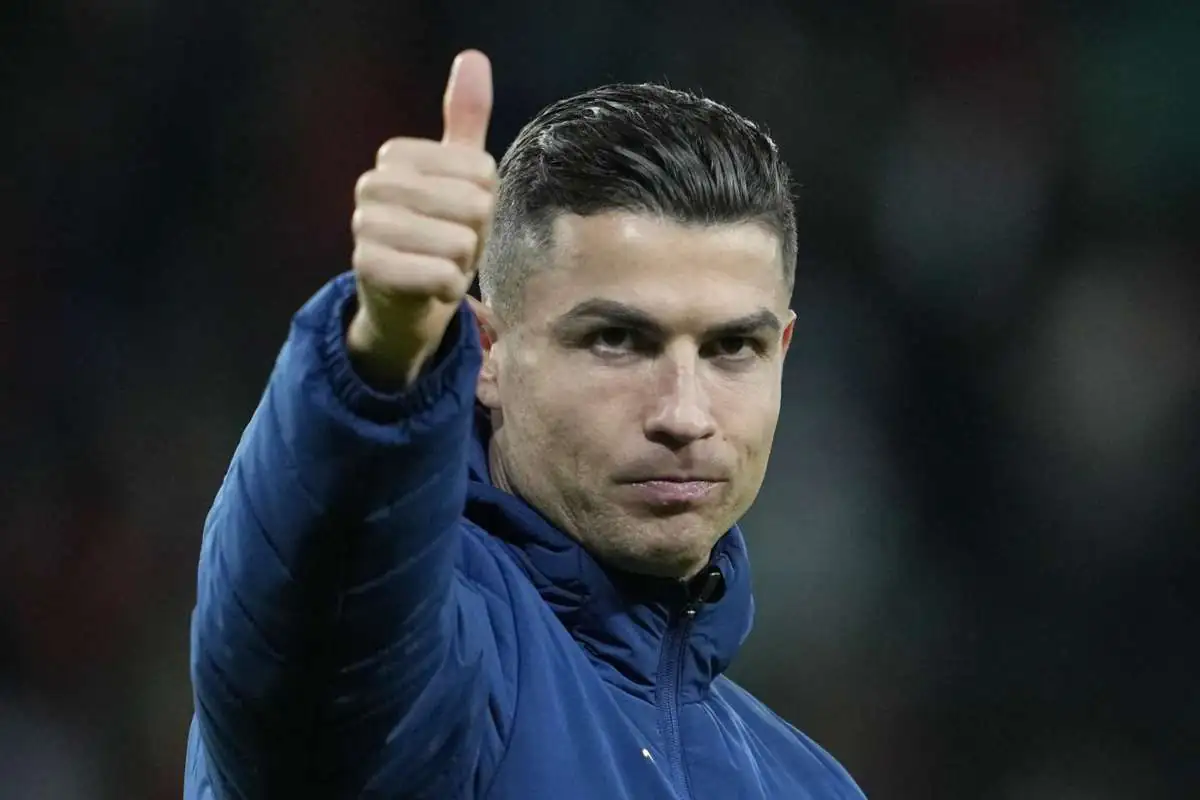 Cristiano Ronaldo con il pollice alzato