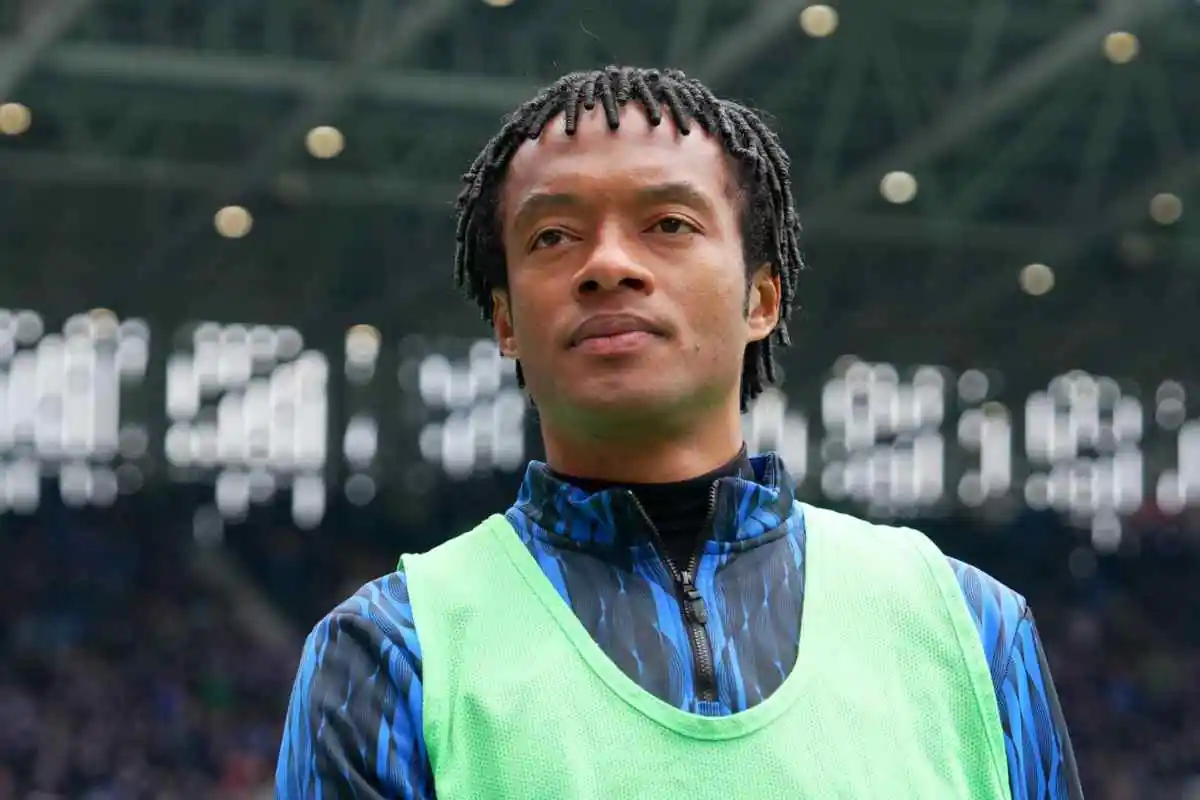 Cuadrado osserva da bordo campo con indosso gli abiti dell'Atalanta