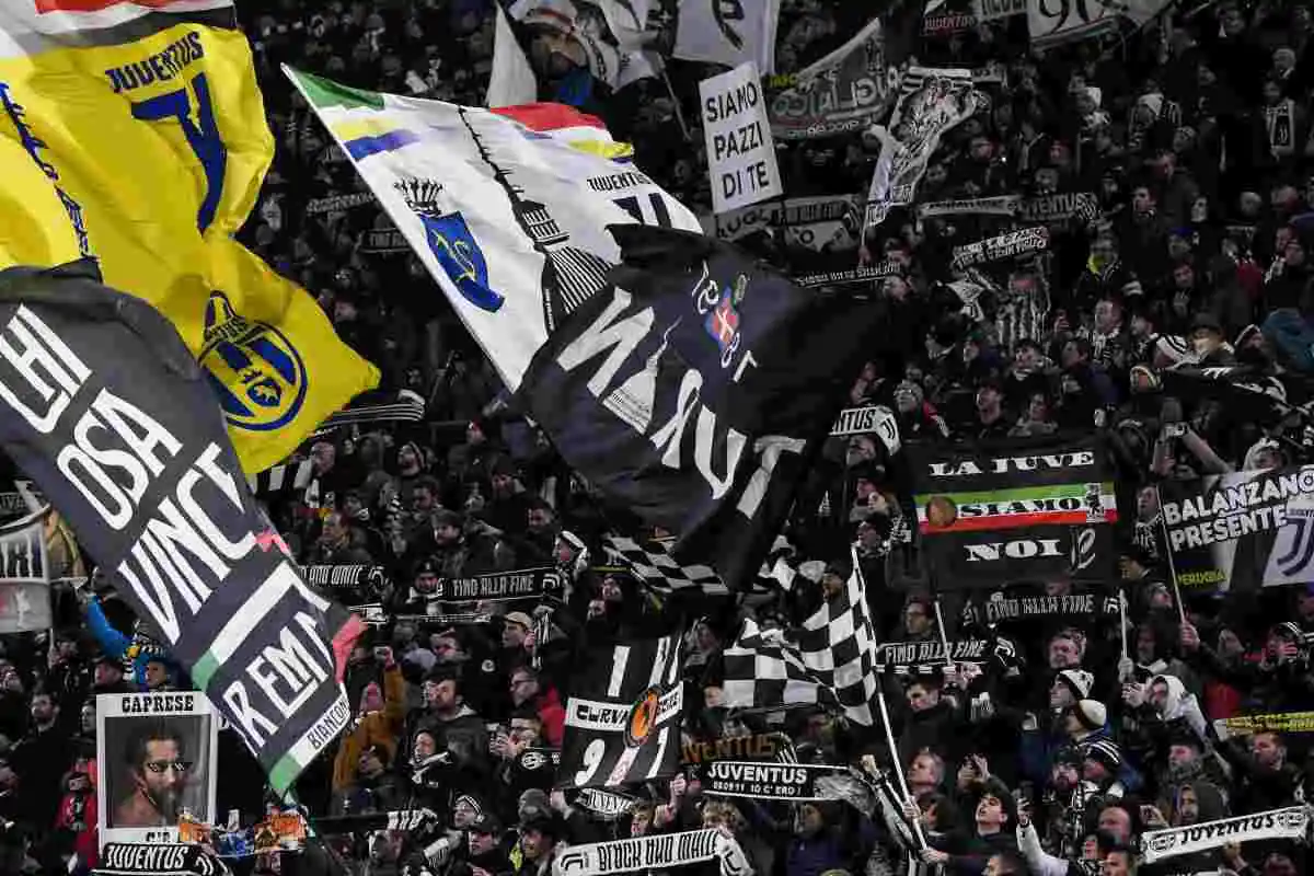 Le bandiere sventolate dagli ultras nella Curva Sud della Juventus