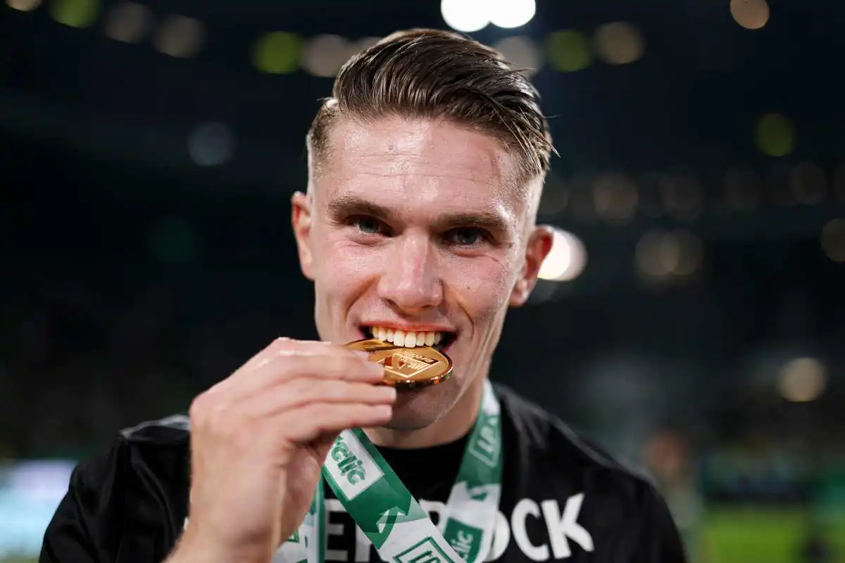 Gyokeres addenta la medaglia