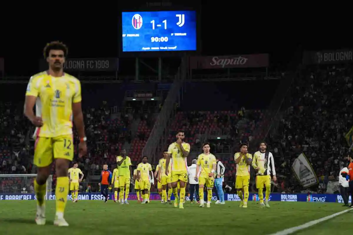 La Juventus esce dal campo dopo la partita contro il Bologna