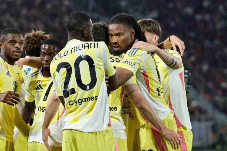 giocatori juventus che esultano