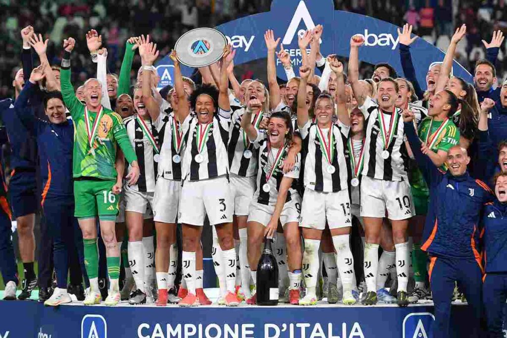 La Juventus Women solleva al cielo il trofeo del campionato