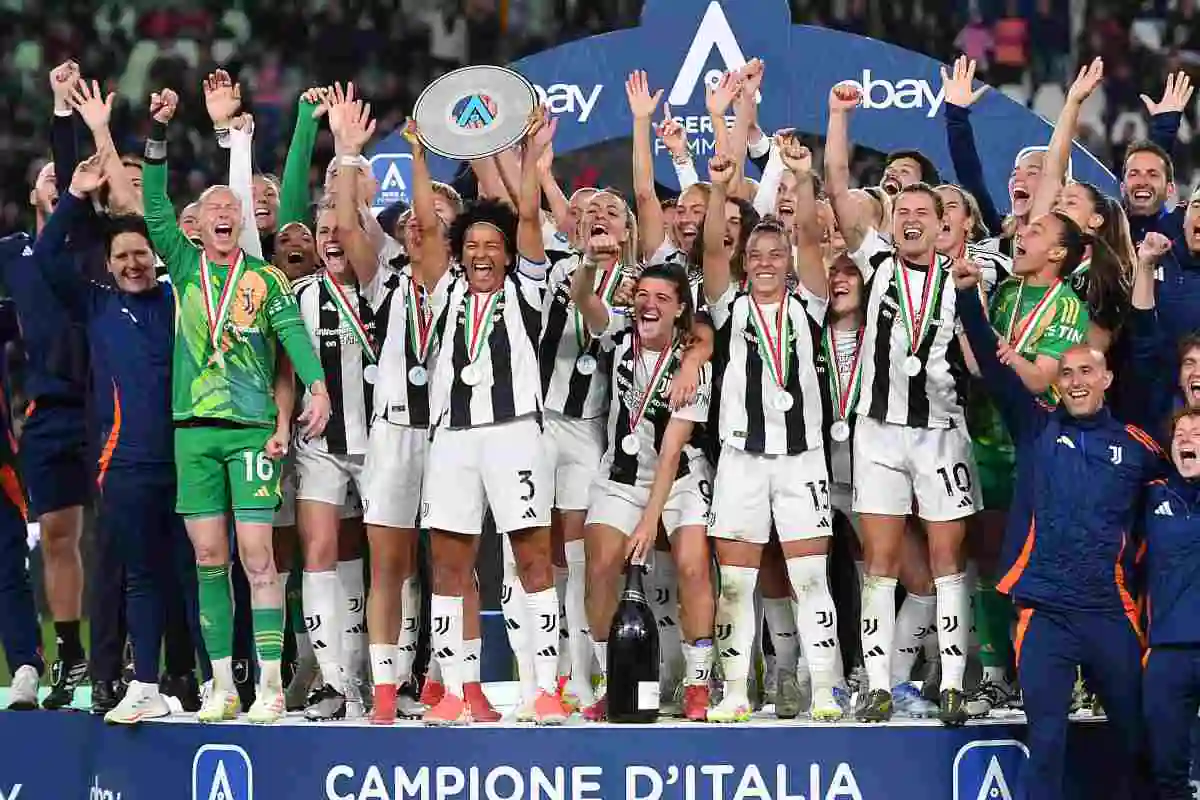 La Juventus Women solleva al cielo il trofeo del campionato