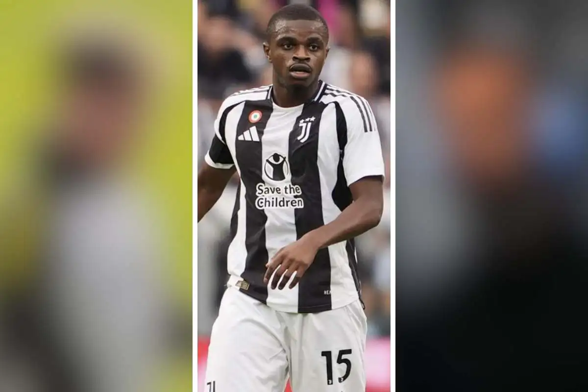Kalulu al centro in campo con la maglia della Juventus