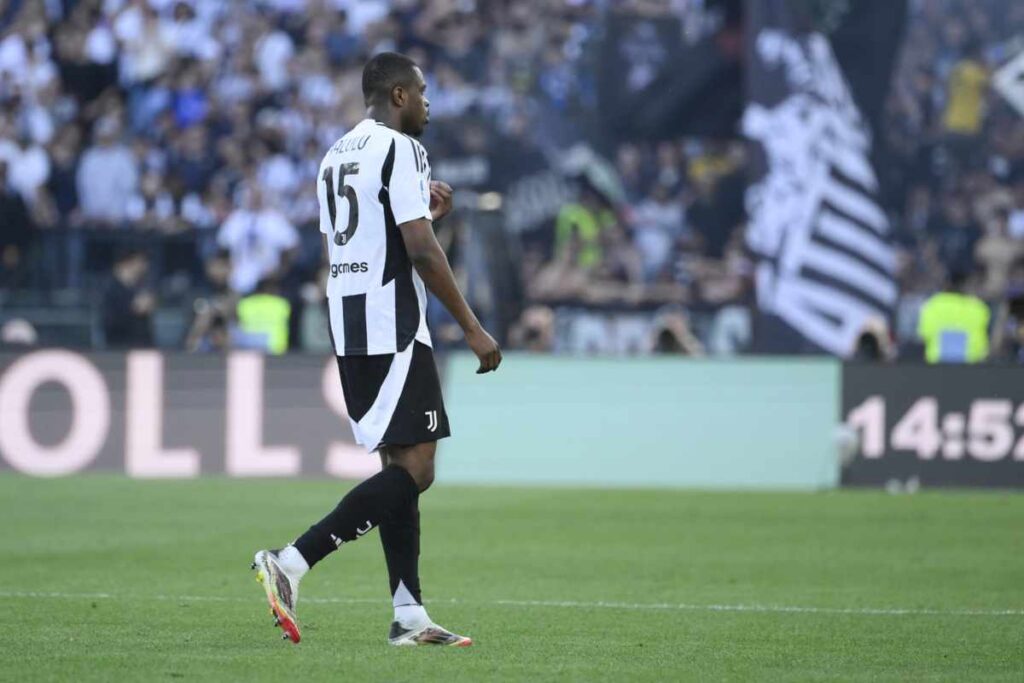 Kalulu abbandona il campo con indosso la maglia della Juventus dopo l'espulsione contro la Lazio