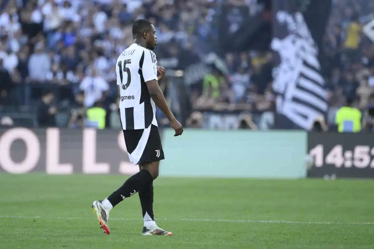 Kalulu abbandona il campo con indosso la maglia della Juventus dopo l'espulsione contro la Lazio