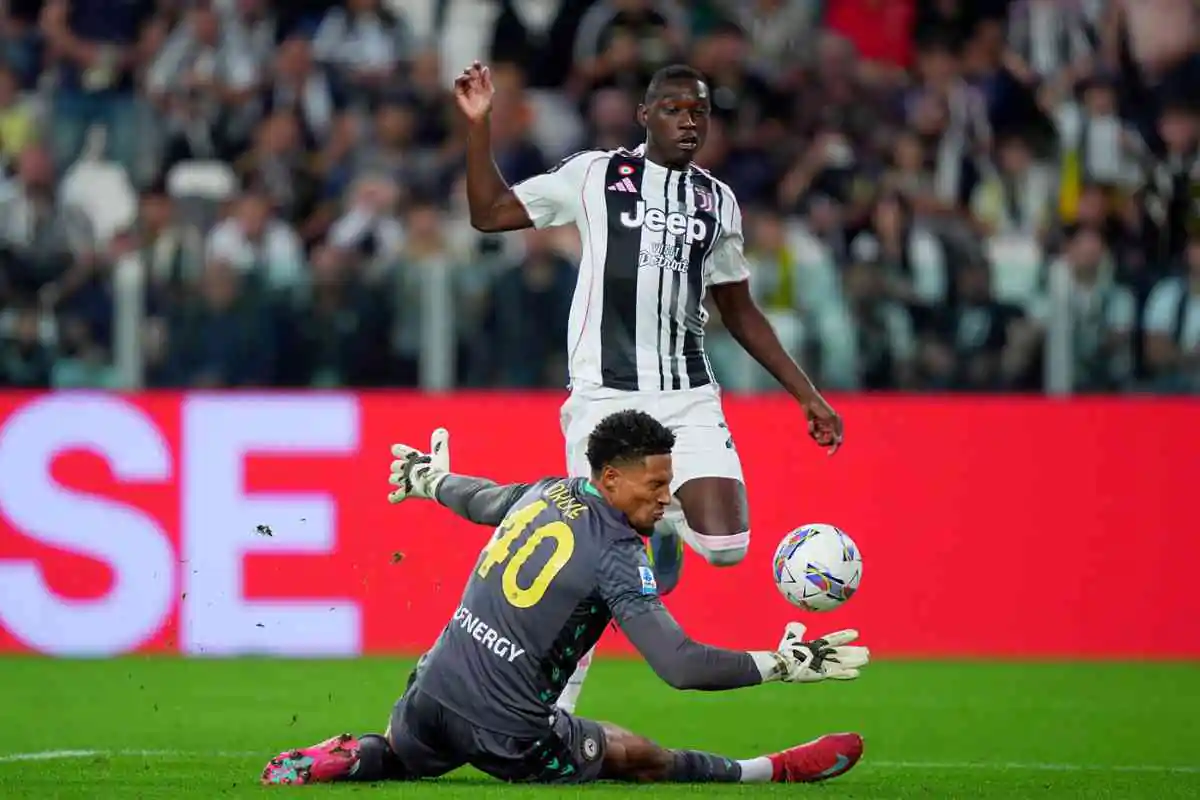 Kolo Muani infrange contro Okoye