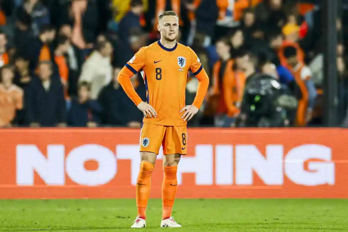 Koopmeienrs con le mani sui fianchi in campo con la maglia dei Paesi Bassi