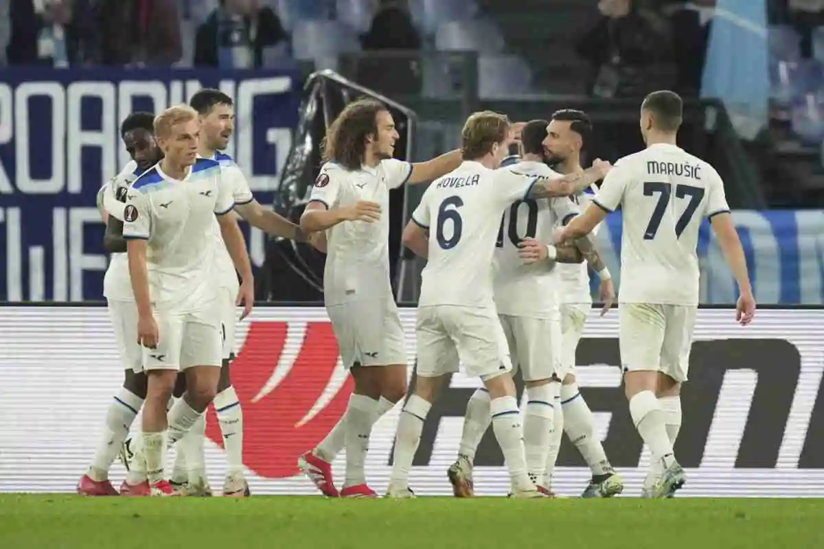 La Lazio festeggia in gruppo dopo un gol