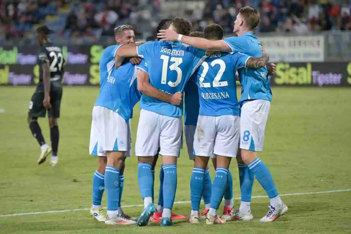 Il Napoli festeggia in gruppo dopo un gol segnato