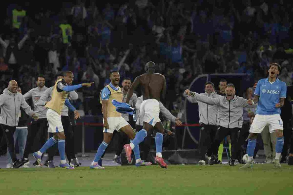 Il Napoli festeggia in gruppo dopo il gol di Lukaku