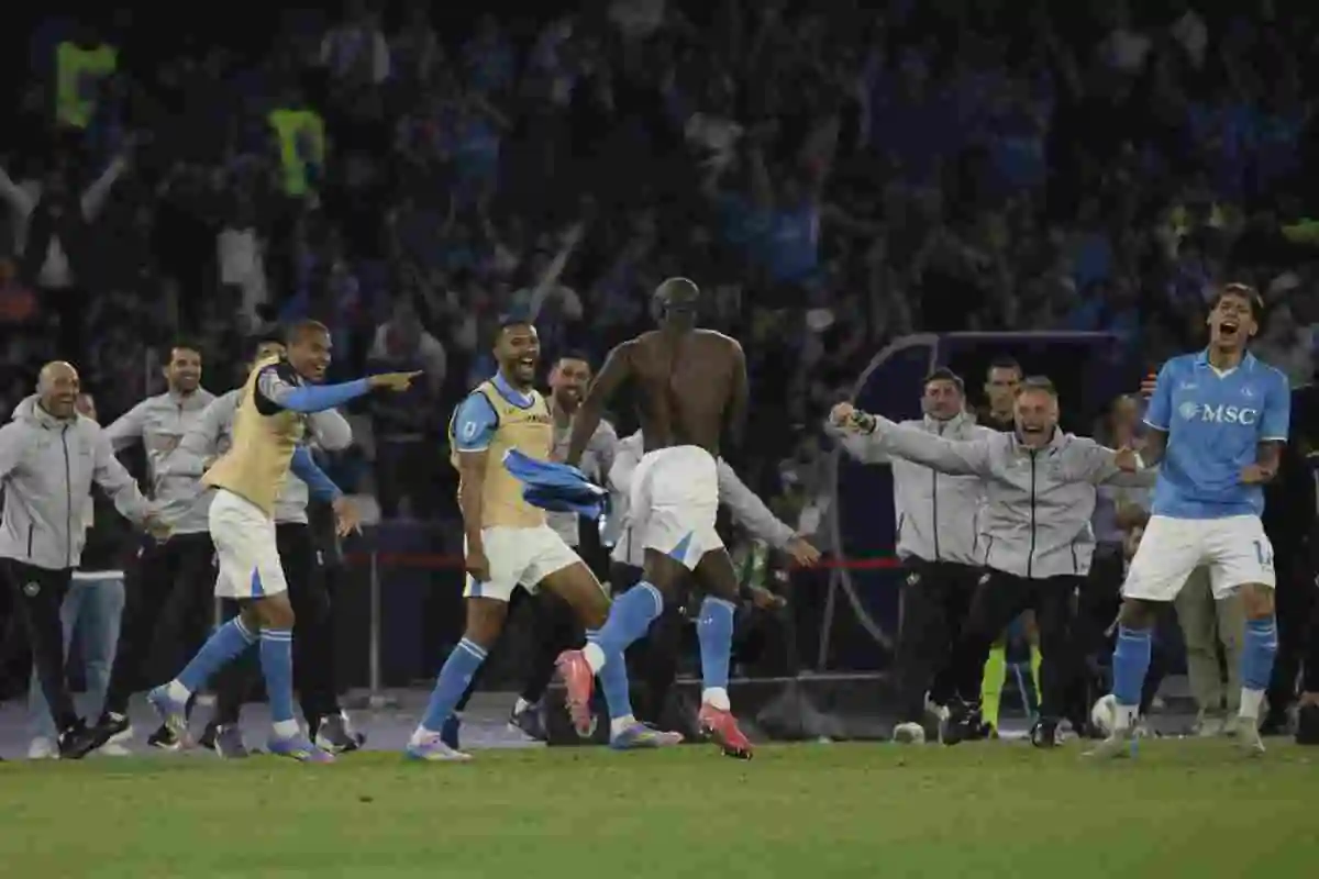 Il Napoli festeggia in gruppo dopo il gol di Lukaku