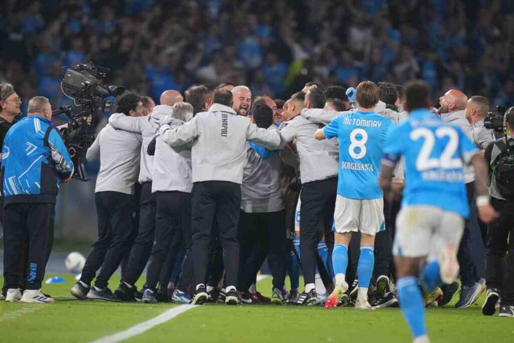 Il Napoli esulta in gruppo