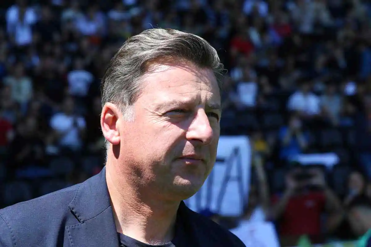 Runjaic osserva da bordo campo