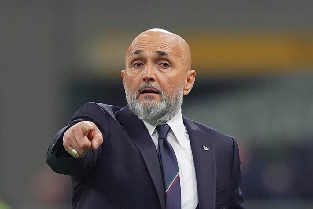 Spalletti indica da bordo campo