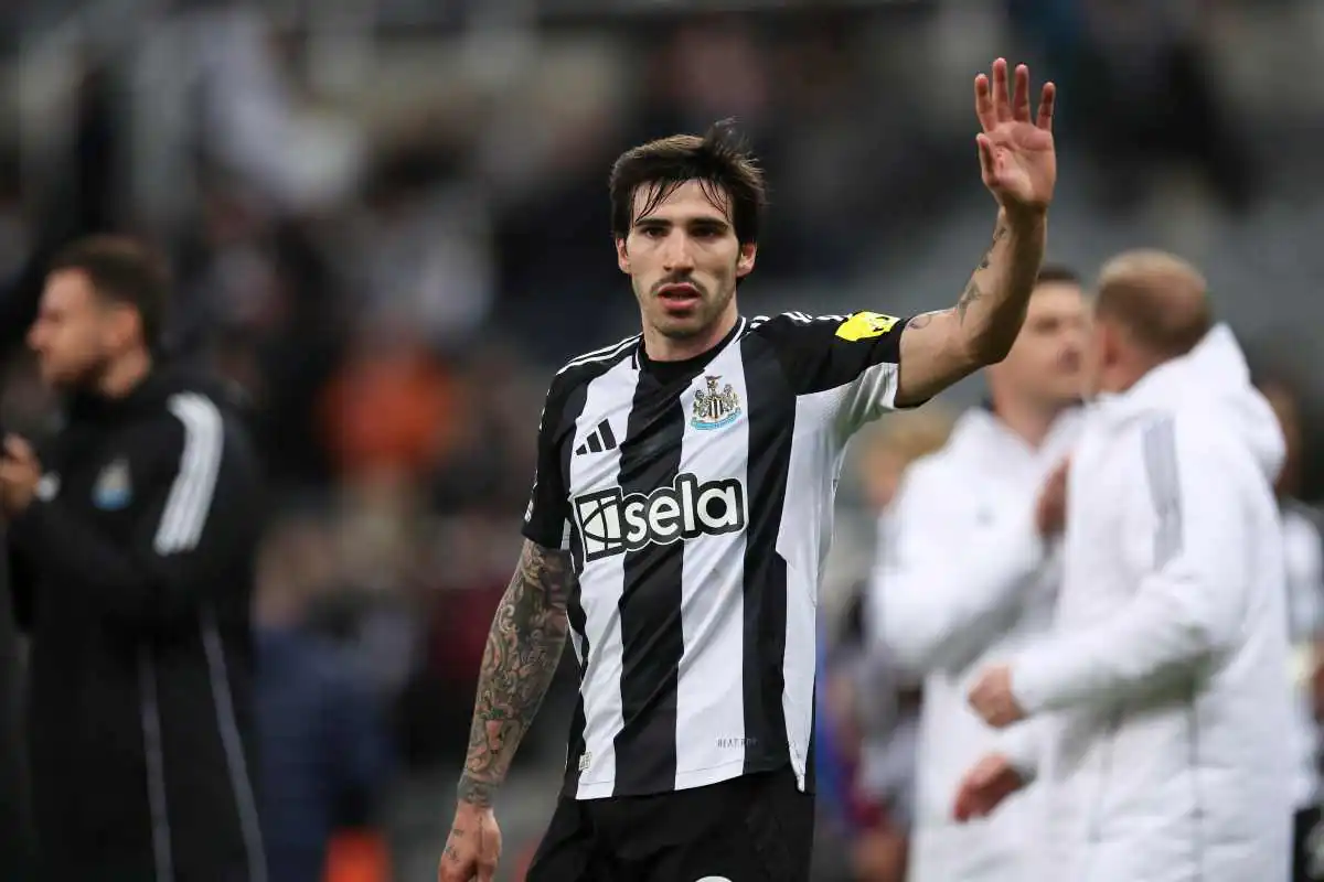 Tonali saluta con indosso la maglia del Newcastle