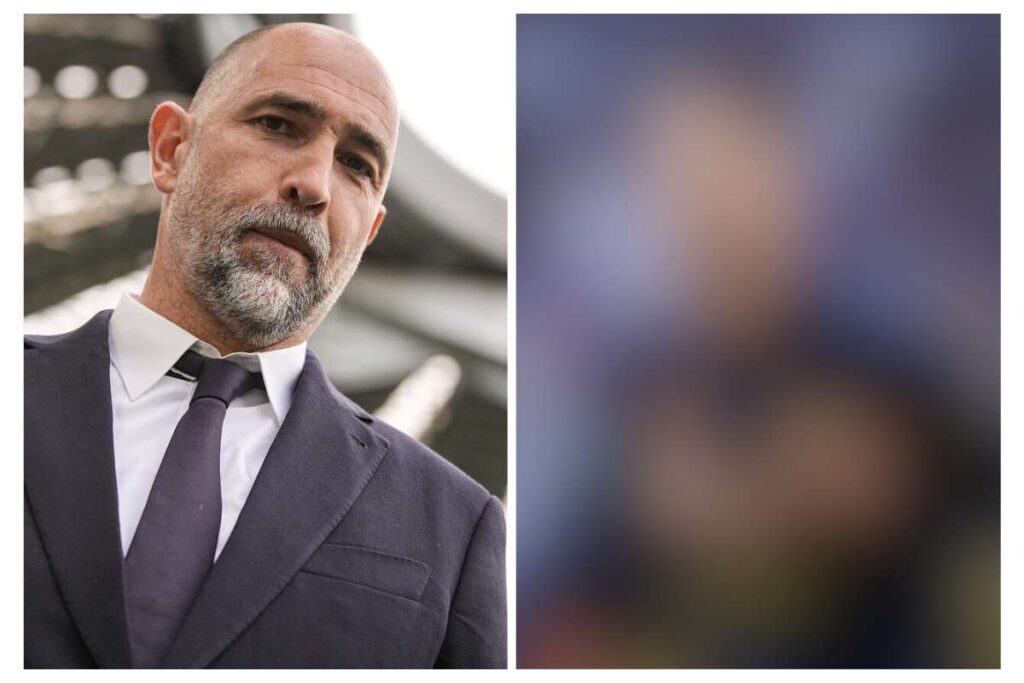 Tudor a sinistra immortalato mentre osserva da bordo campo