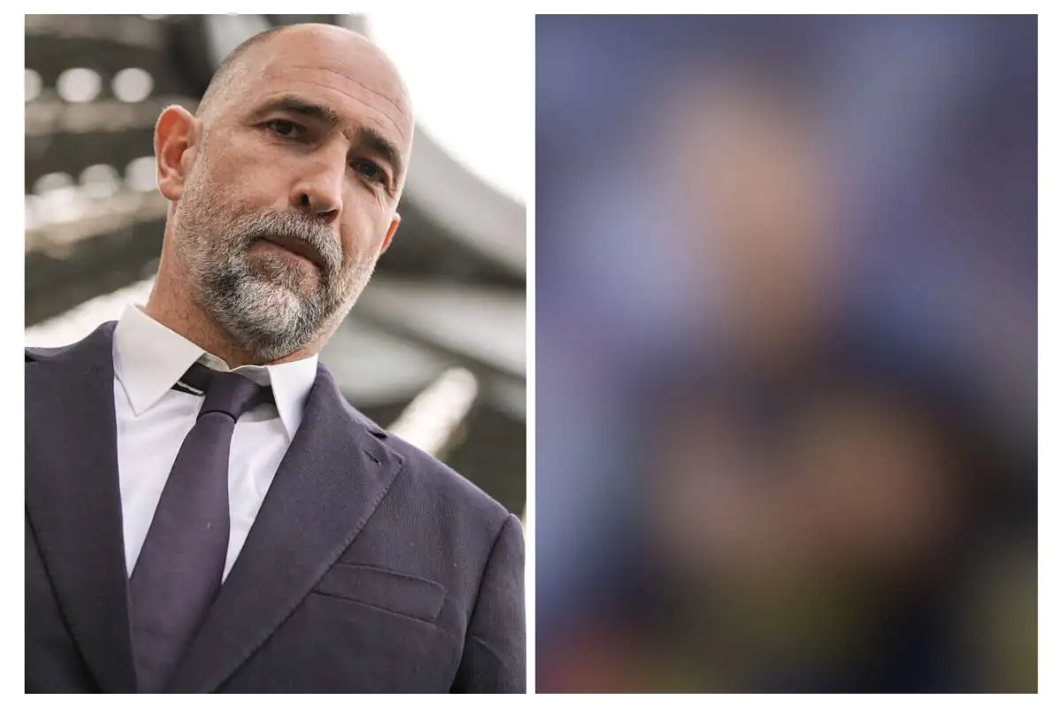 Tudor a sinistra immortalato mentre osserva da bordo campo