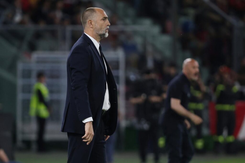 Tudor sconsolato di profilo a bordo campo