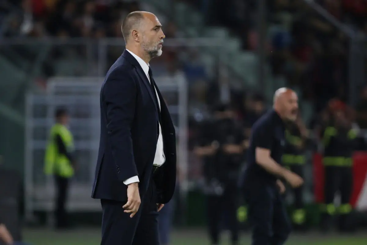 Tudor sconsolato di profilo a bordo campo