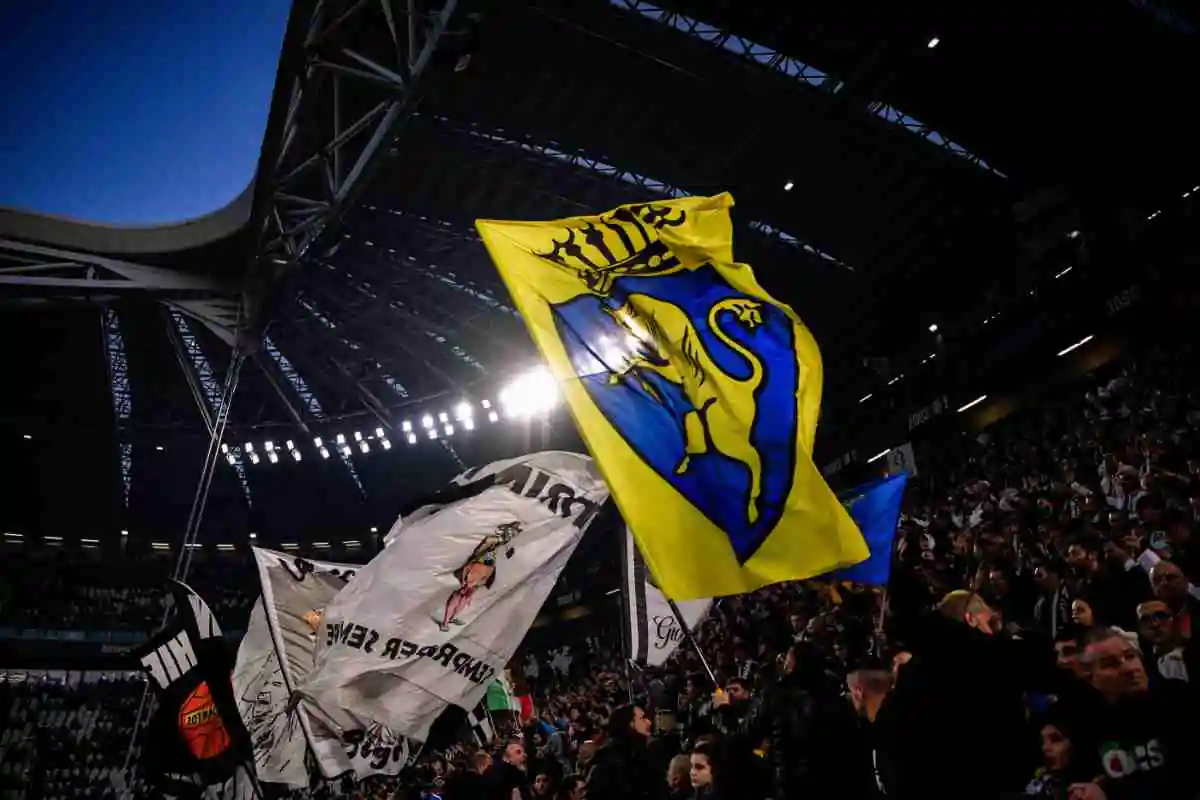 Gli ultras sventolano bandiere della Juventus in Curva Sud