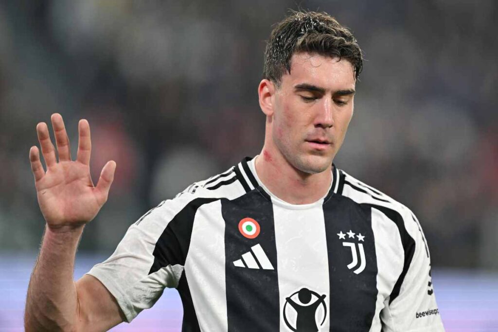 vlahovic con il braccio alzato