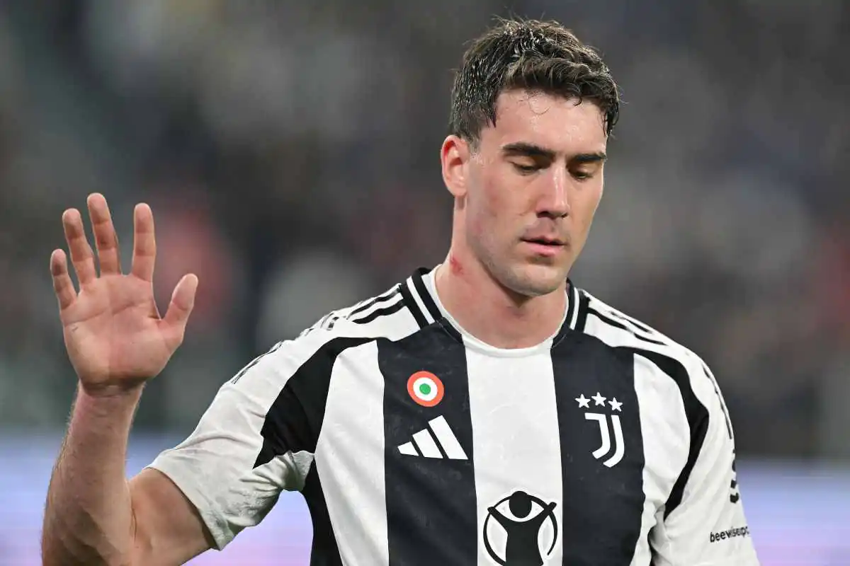 vlahovic con il braccio alzato