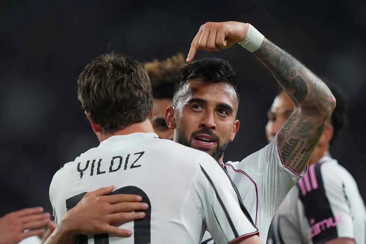 Nico Gonzalez esulta indicando Yildiz