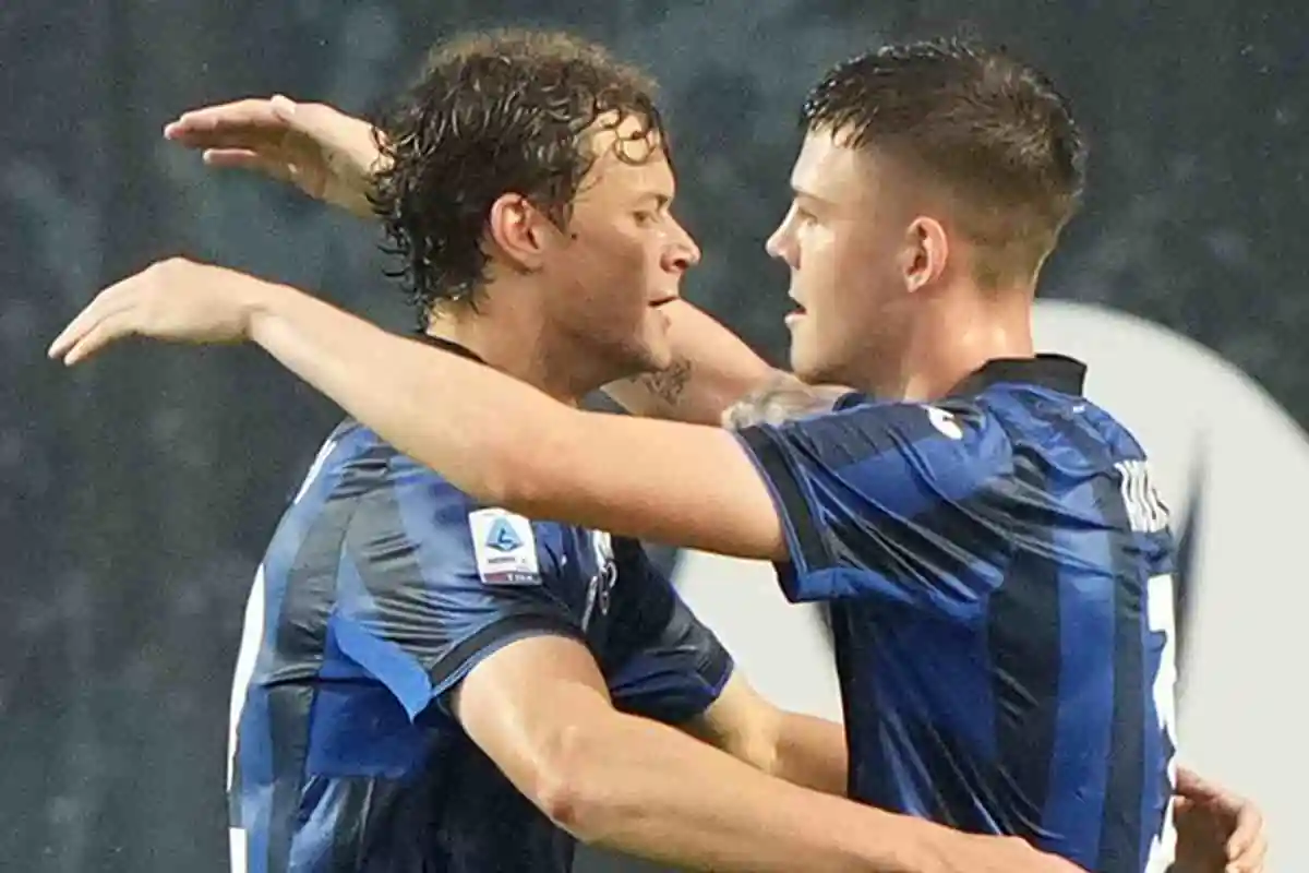 Scalvini e un altro giocatore dell'Atalanta