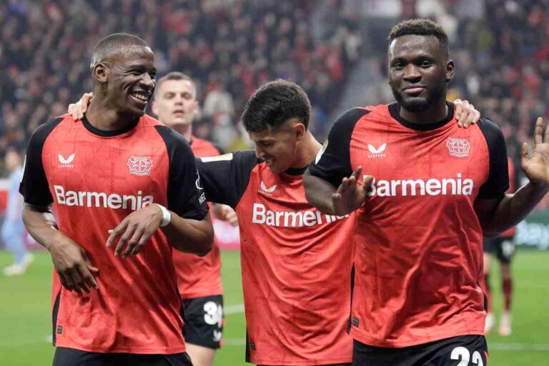 Boniface esulta con i compagni