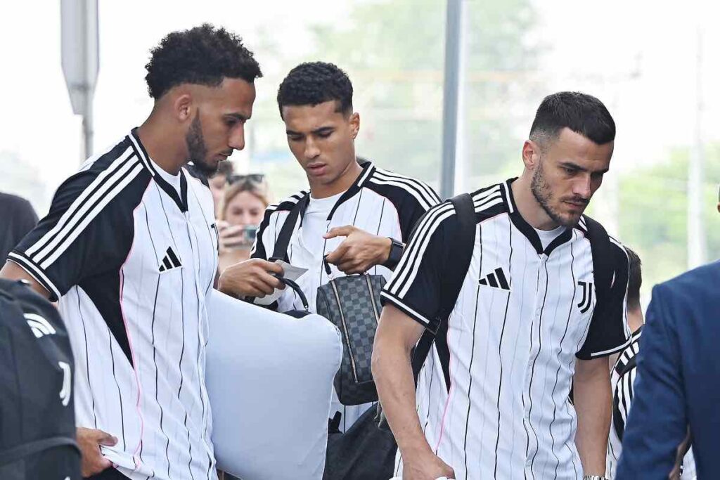 Kelly e Kostic in aeroporto