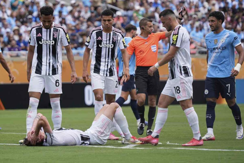 Giocatori della Juventus attorno a Savona