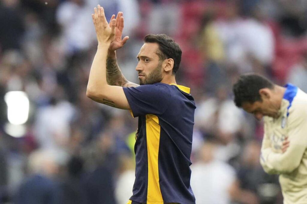 Calhanoglu ai saluti con l'Inter