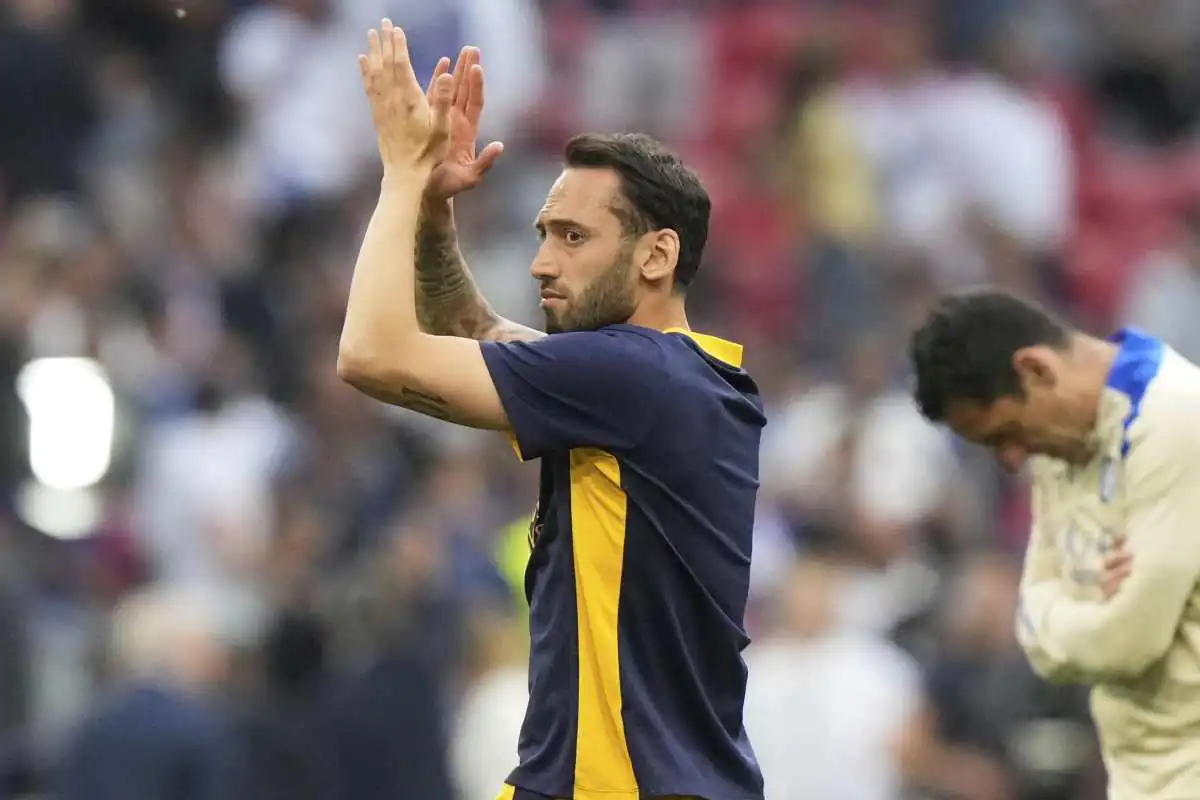 Calhanoglu ai saluti con l'Inter