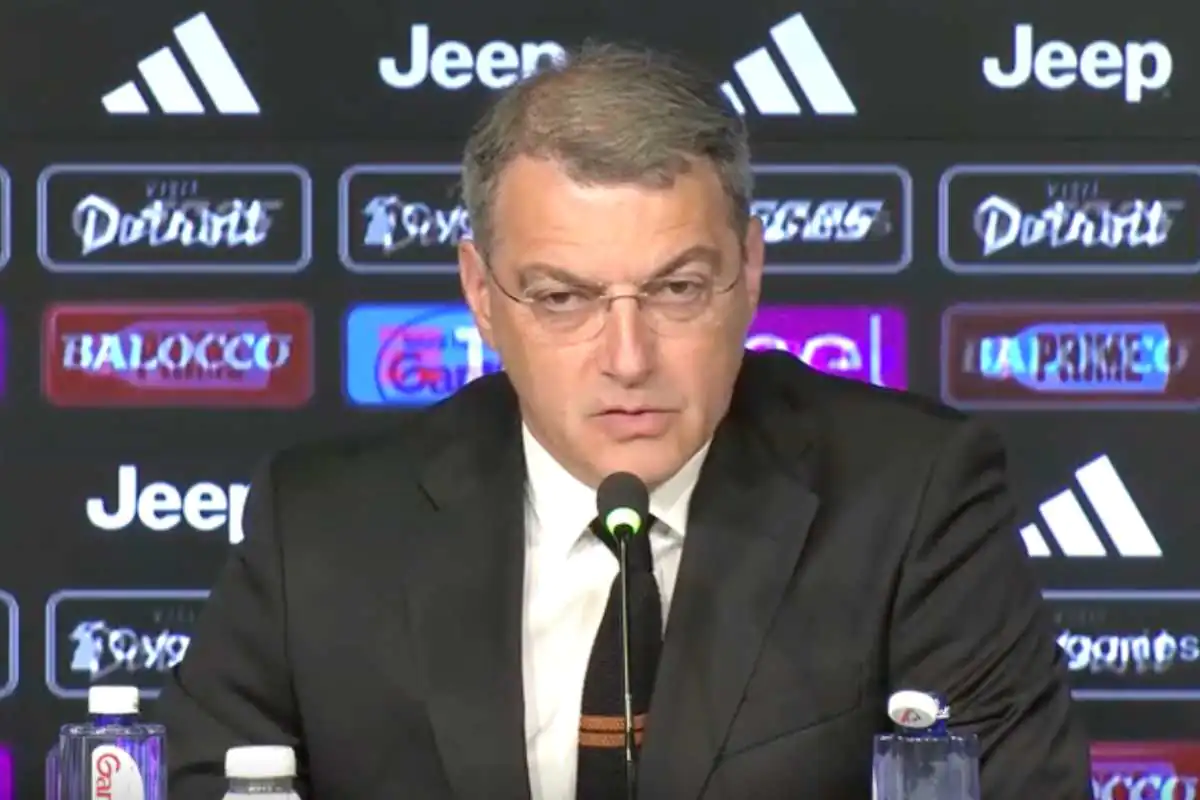 Comolli in conferenza con la Juve