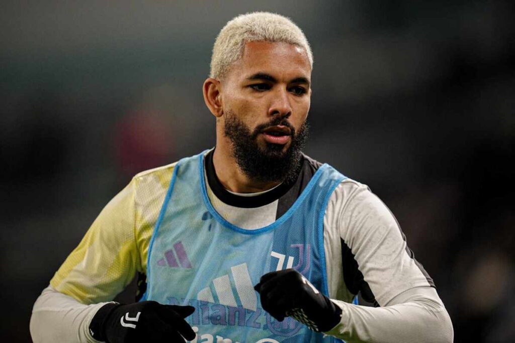 Douglas Luiz in fase di riscaldamento con la casacca della Juventus