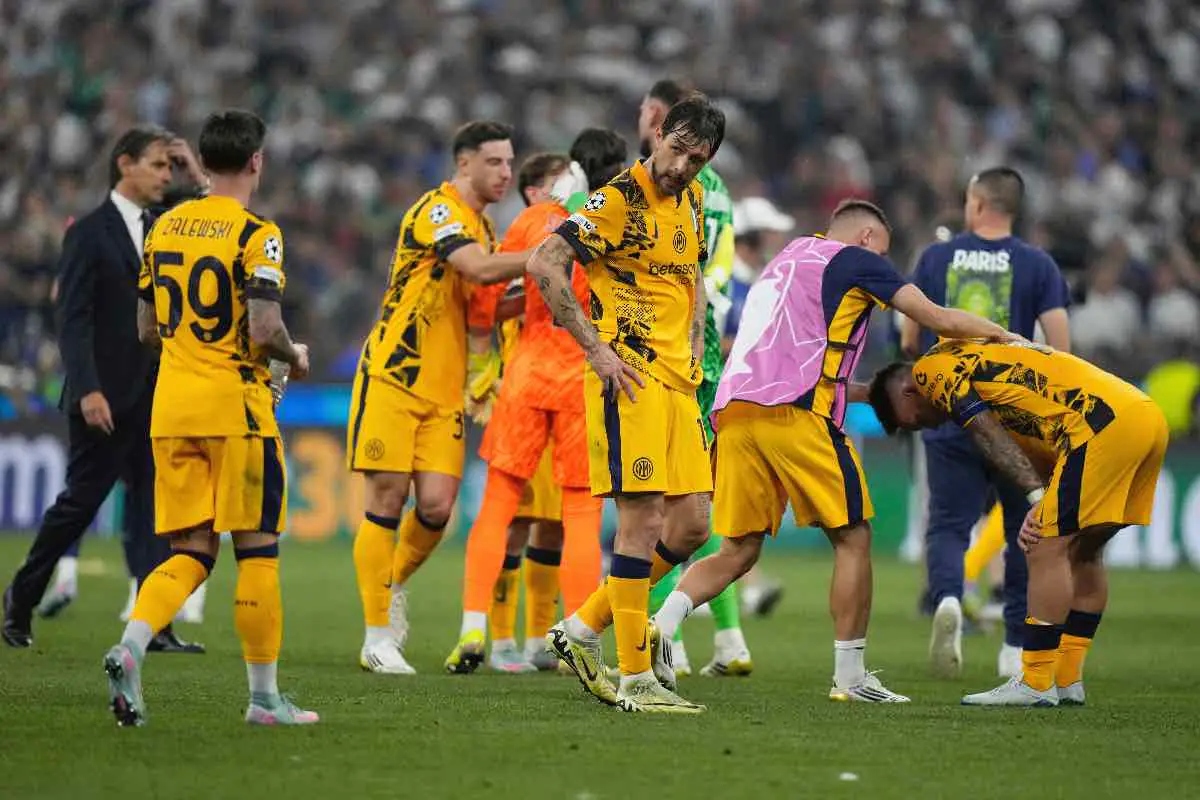 Giocatori dell'Inter tristi dopo la sconfitta