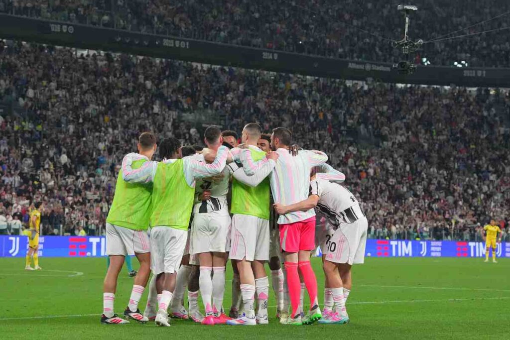 L'abbraccio di squadra della Juve all'Allianz Stadium