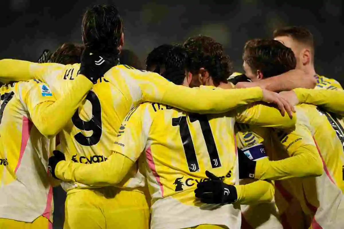 Giocatori Juventus esultano dopo un gol