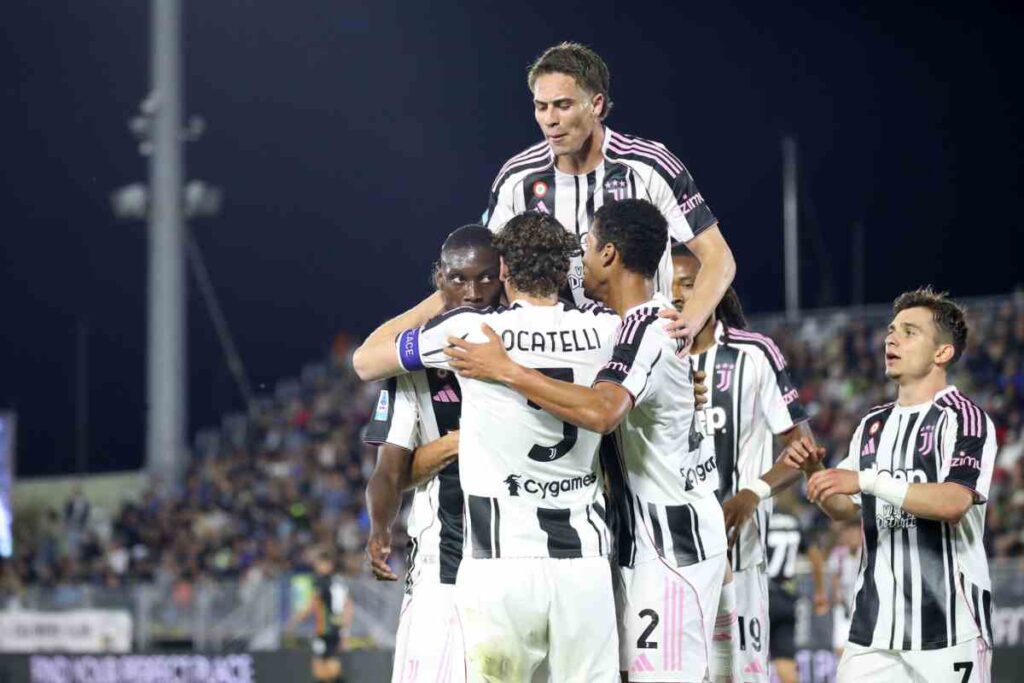 La Juventus esulta in campo