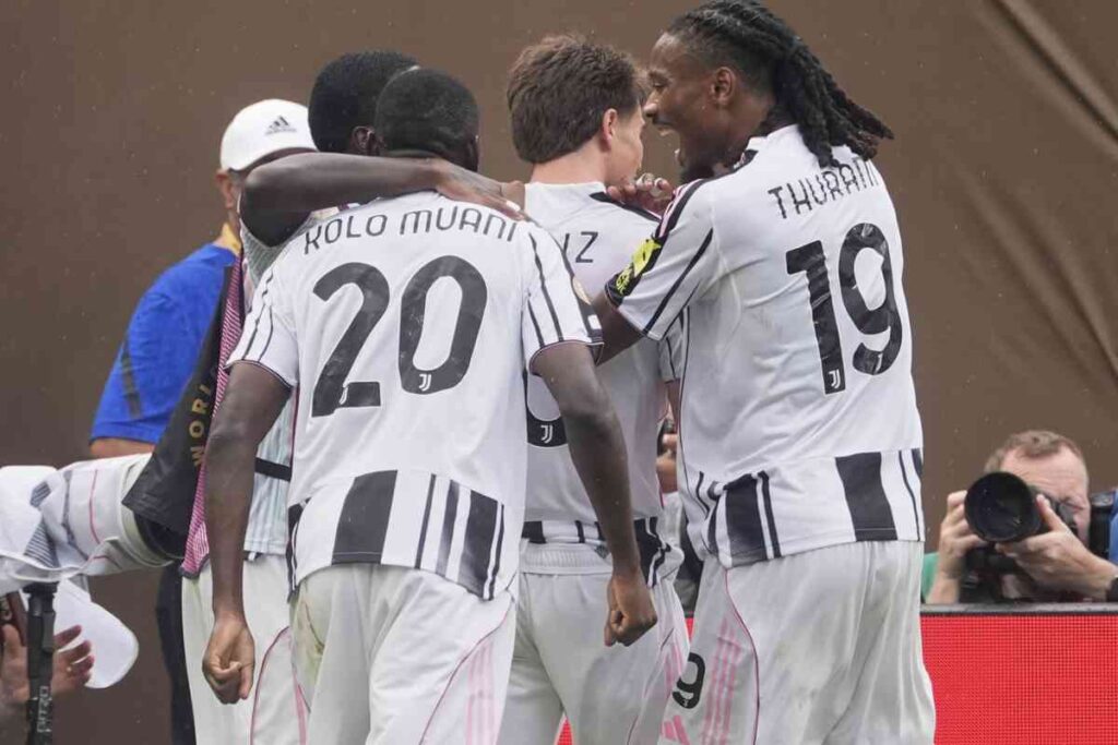 Abbraccio dei giocatori della Juventus